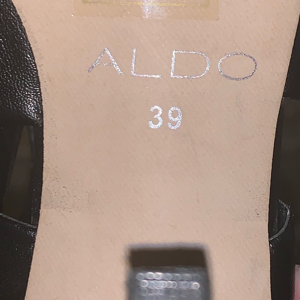 Although heels - Picture 3 of 3